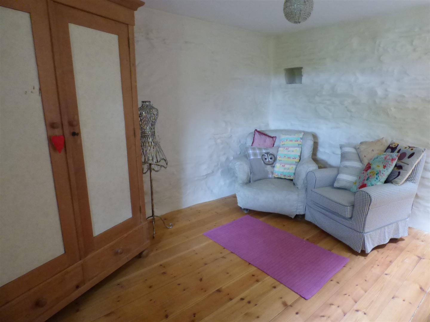BEDROOM/SITTING ROOM